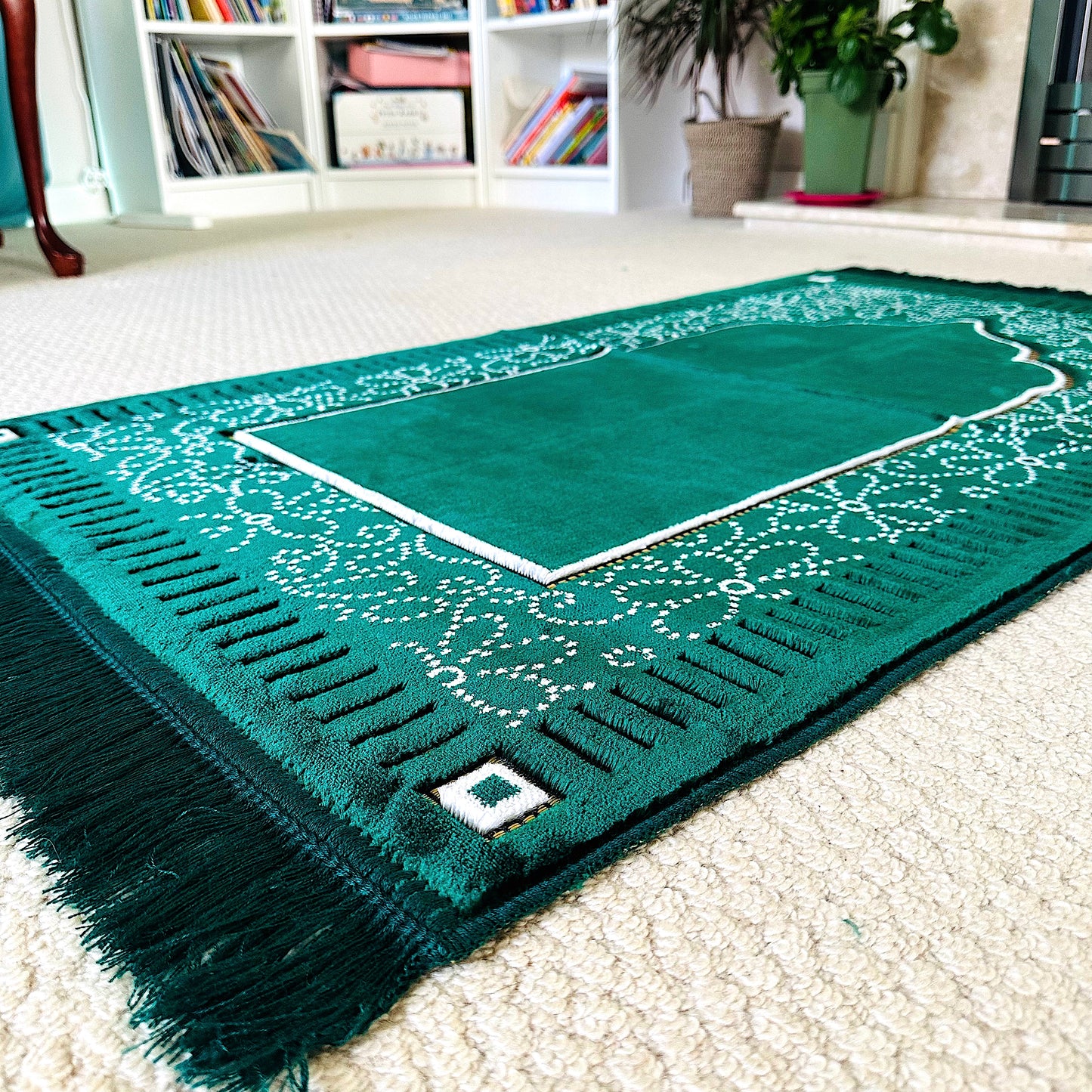 New Mihrab Style Velvet Prayer Mat (750g)