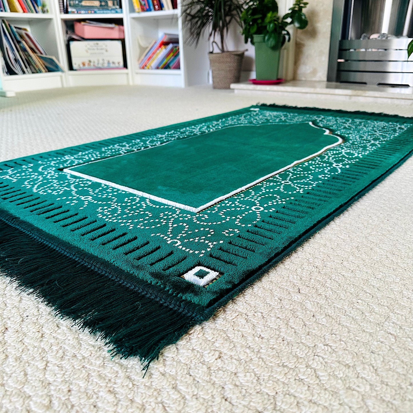 New Mihrab Style Velvet Prayer Mat (750g)