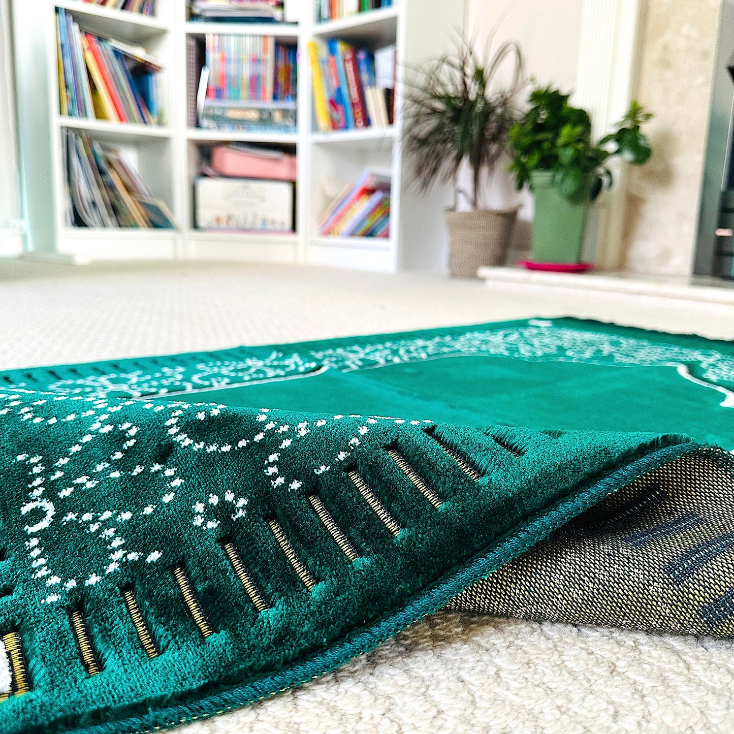 New Mihrab Style Velvet Prayer Mat (750g)