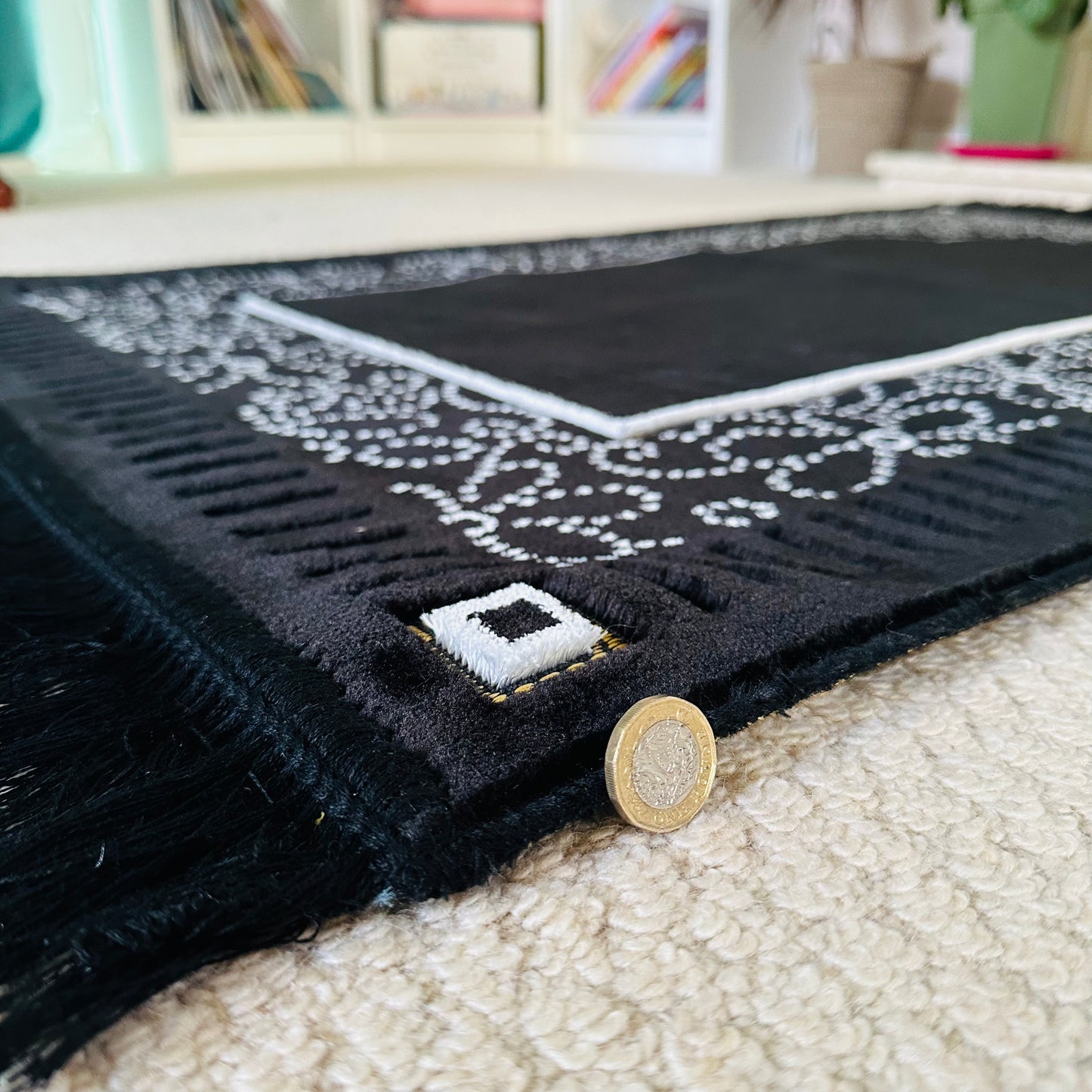New Mihrab Style Velvet Prayer Mat (750g)