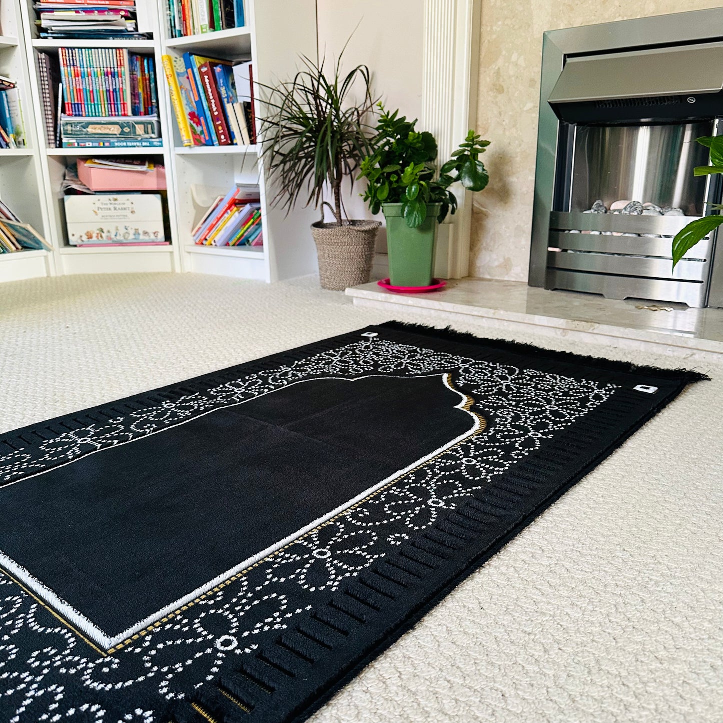 New Mihrab Style Velvet Prayer Mat (750g)