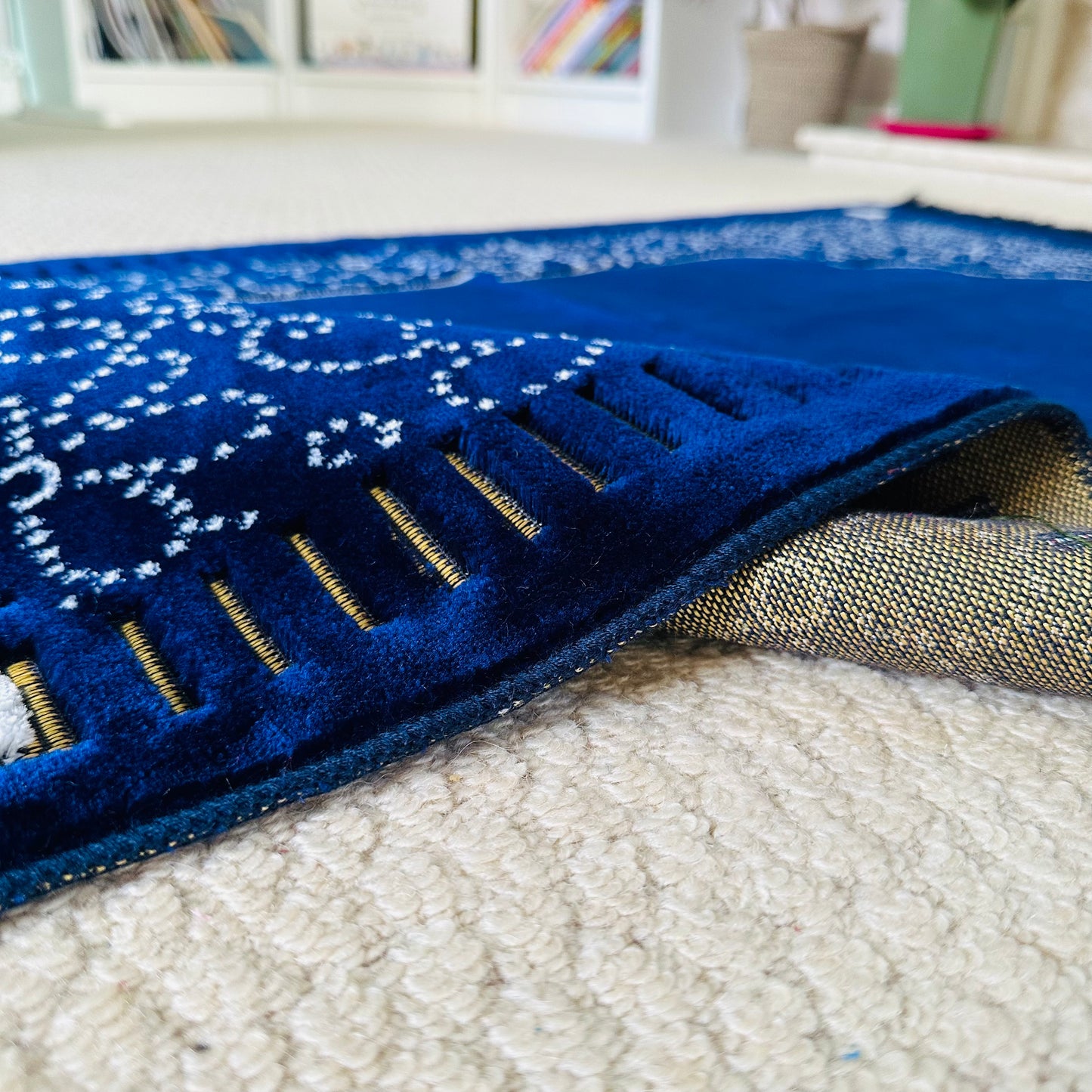 New Mihrab Style Velvet Prayer Mat (750g)