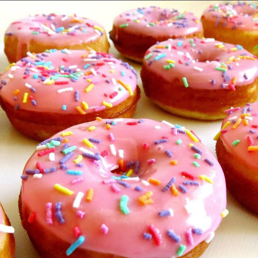 Bavelli Strawberry Glazed Donut with Strawberry Cream Filling, 240g
